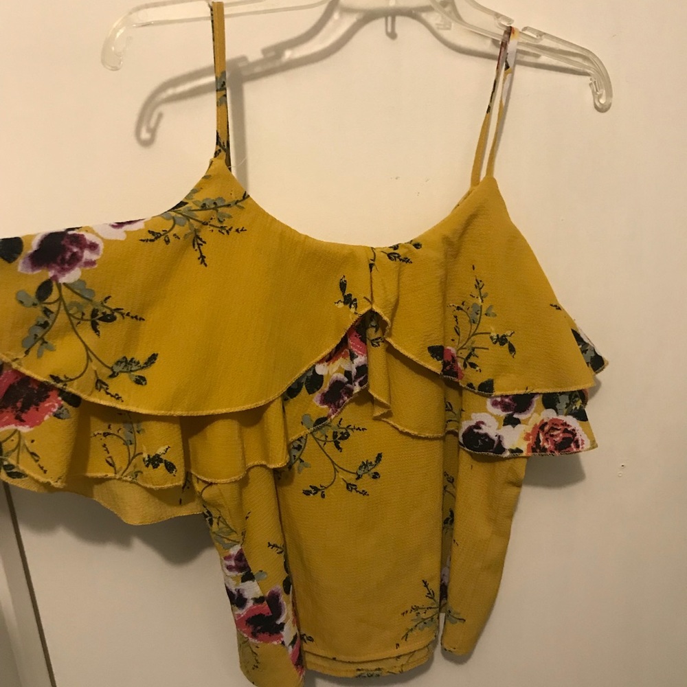 Cold shoulder tank
